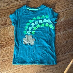 Size 6/6X Green and gold rainbow clover shirt